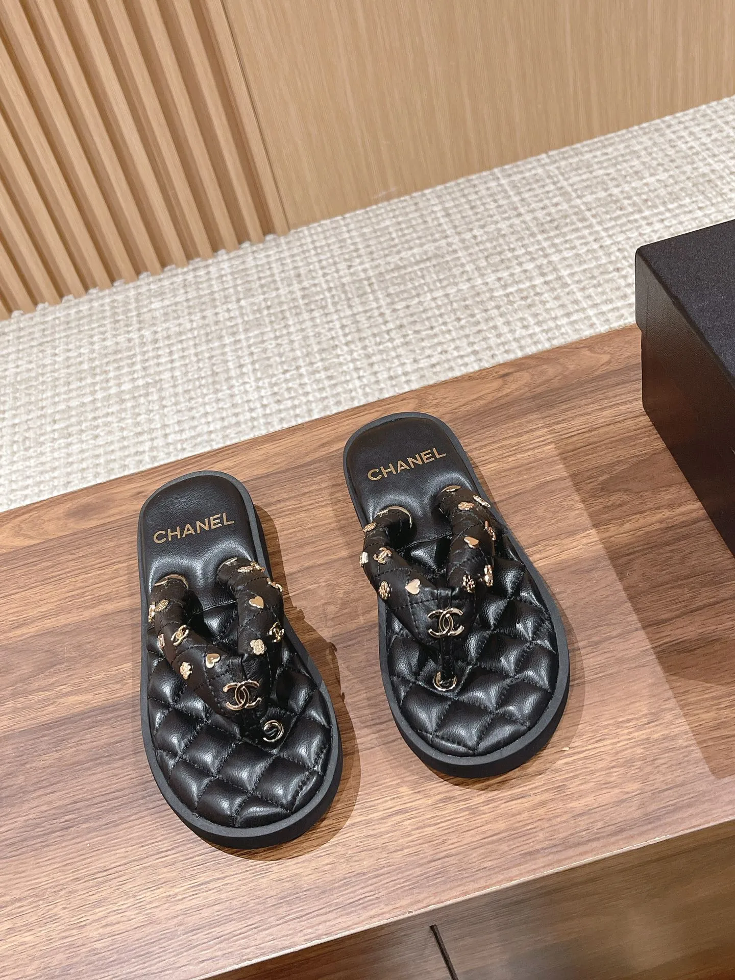 👟👟Ex-factory price 400👟👟 Women's Shoes Factory CHANEL Chanel's new 2023 early spring flip-flops, a spring must-have, goddess series, with the elegant and ladylike temperament of the Chan family, super durable and irresistible.  Made of original imported top-grade sheepskin material, original molded hardware buckle #electric embroidery. The midsole is wrapped with imported sheepskin, which is soft and comfortable. Original molded lightweight and wear-resistant velvet outsole Size: 35-40M